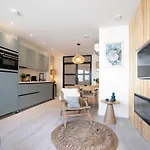 Modern Two Bedroom Close To The 4* Den Haag