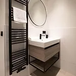 Aparthotel Modern Two Bedroom Close To The