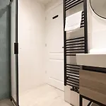 Aparthotel Modern Two Bedroom Close To The